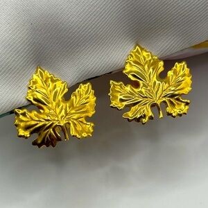 Vintage Golden Leaf Motif Earrings lightweight clip on 1”